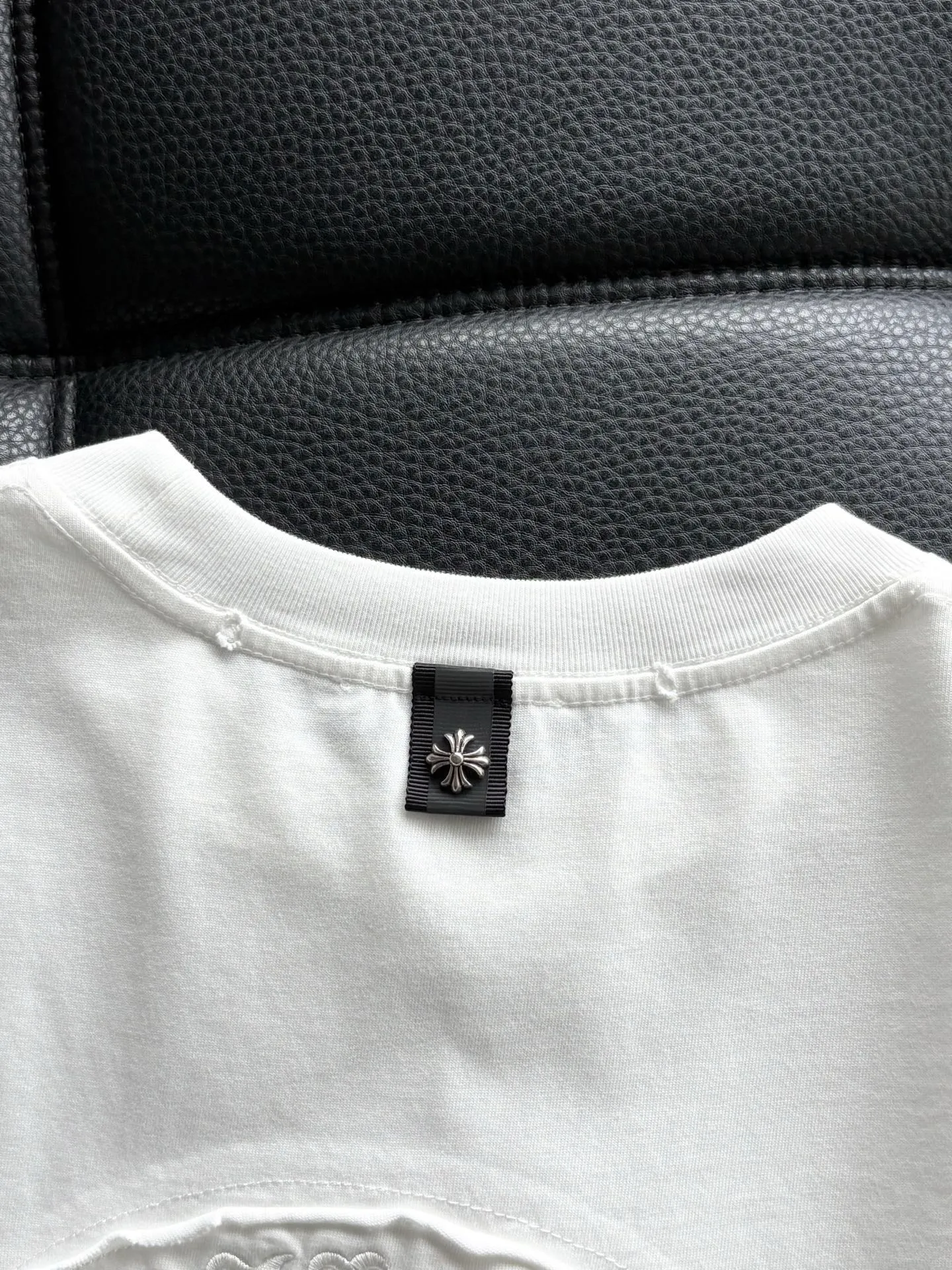 P422 Chrome Hearte CH SS New Fake 2-piece set Cross Horseshoe Chrome Heart Sanskrit Three-dimensional patch shows craftsmanship. Pure cotton double yarn jersey fabric, custom dyed in the same vat with special bold 32-count double-ply 1X1 thread. .Light luxury, a must-have item for daily commuting for men and women.  Color: Black White Size: M~3x Style No.: 3578